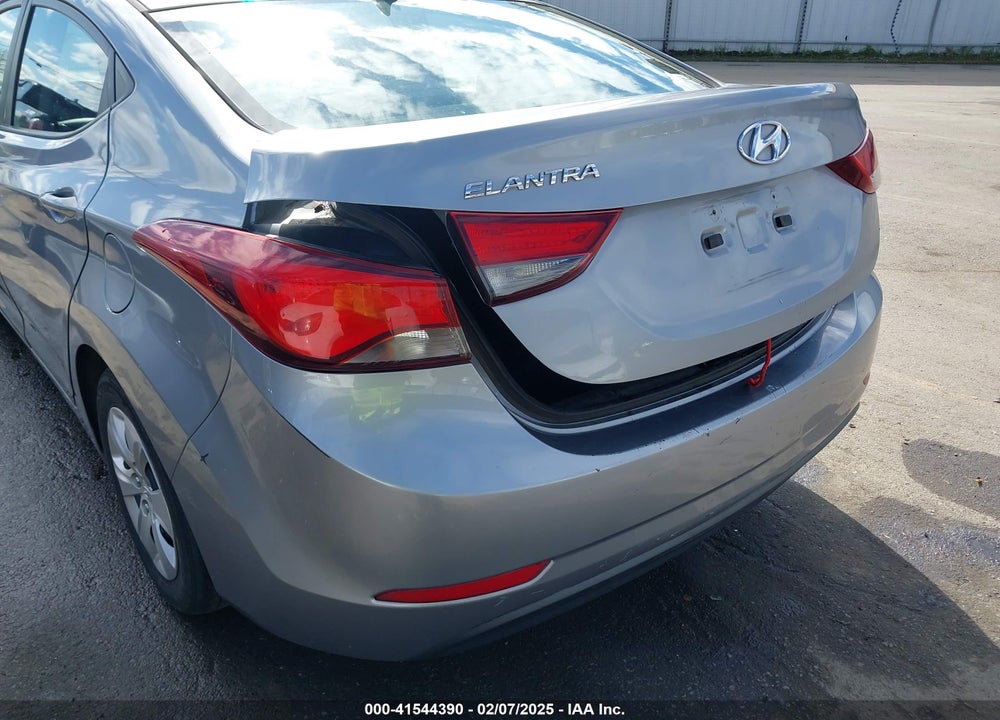 2016 HYUNDAI ELANTRA VIN: 5NPDH4AE8GH698947