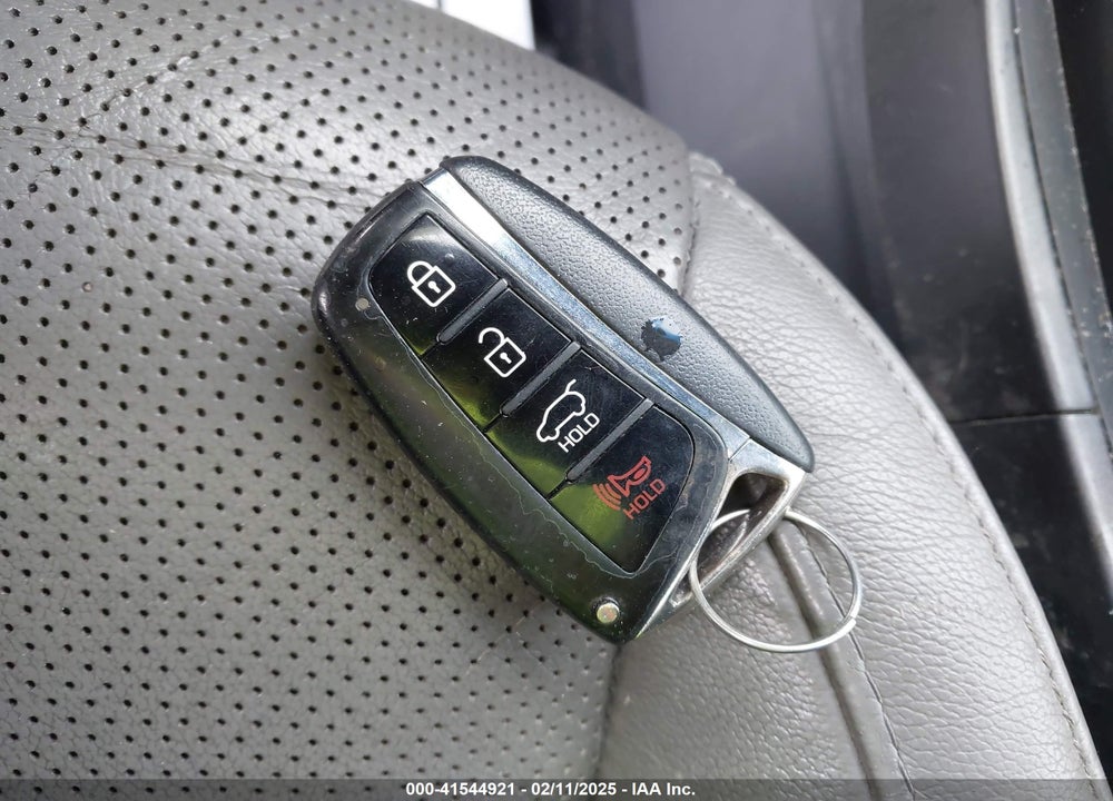 2017 HYUNDAI SANTA FE VIN: KM8SNDHF3HU178057