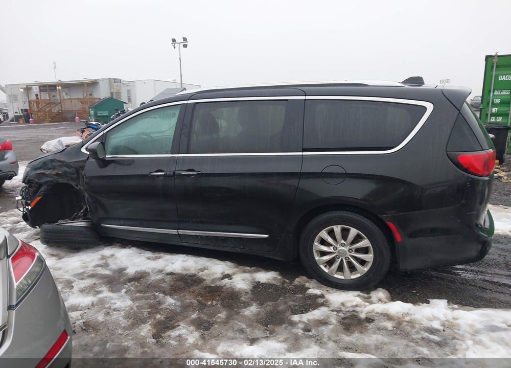 2019 CHRYSLER PACIFICA TOURING L VIN: 2C4RC1BG2KR715353