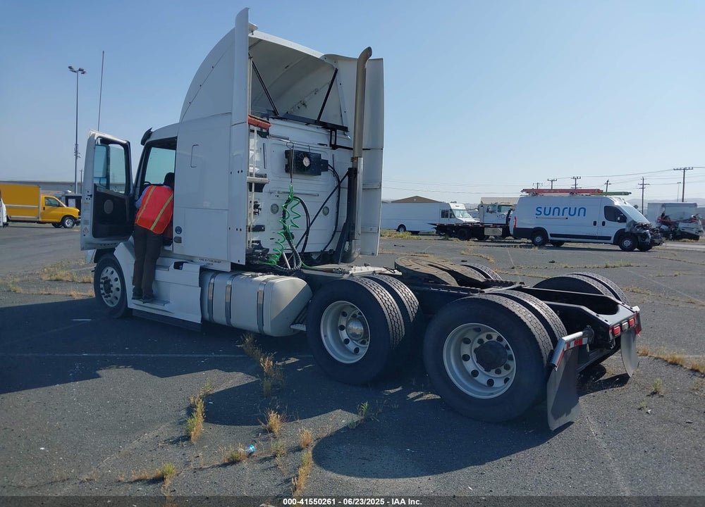 2013 VOLVO VN VNL VIN: 4V4NC9EH0DN142944