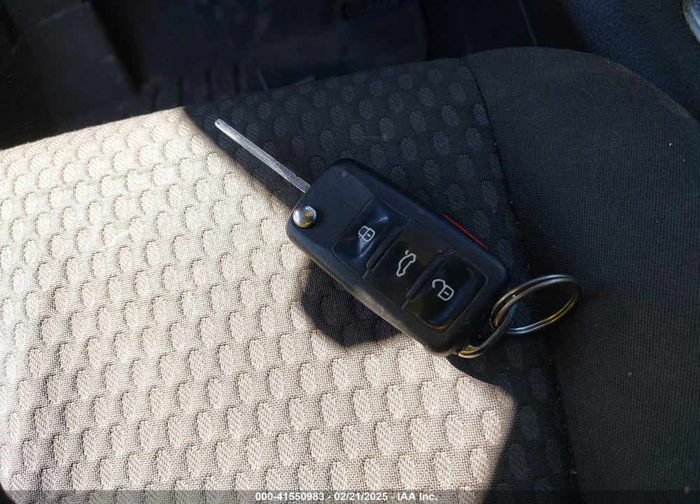 2011 VOLKSWAGEN TIGUAN S VIN: WVGBV7AX5BW549090