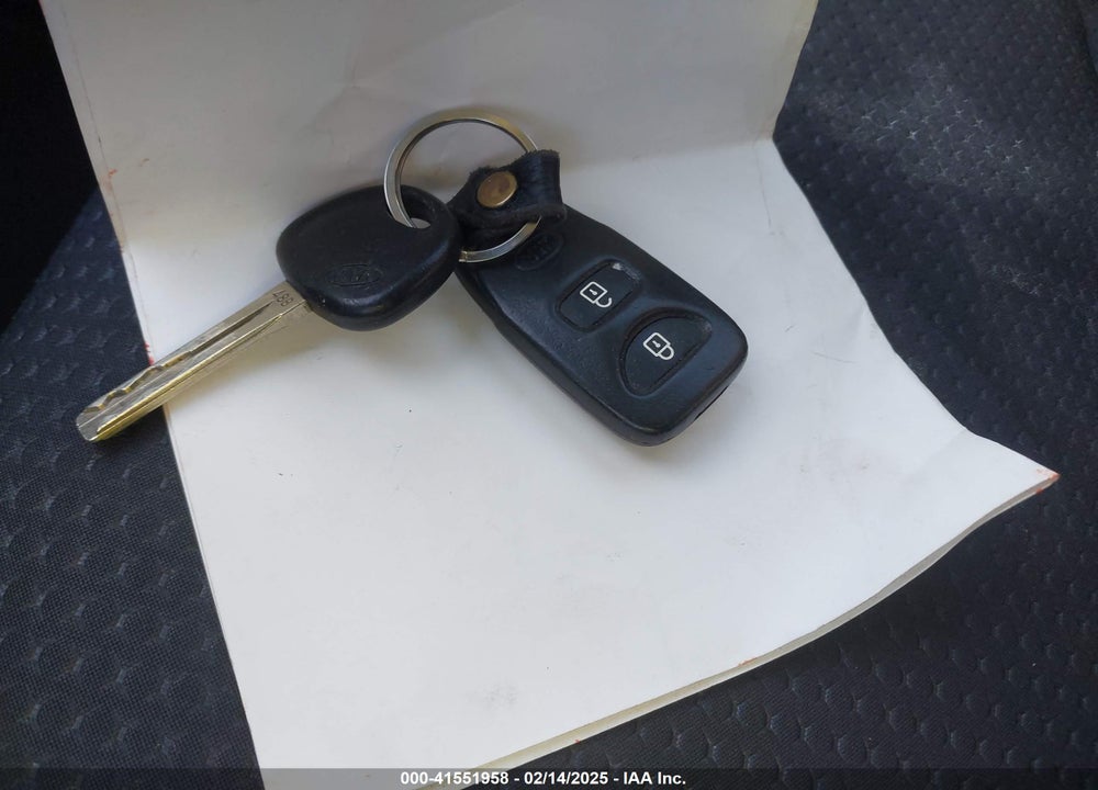 2011 KIA SORENTO LX VIN: 5XYKTDA17BG172523