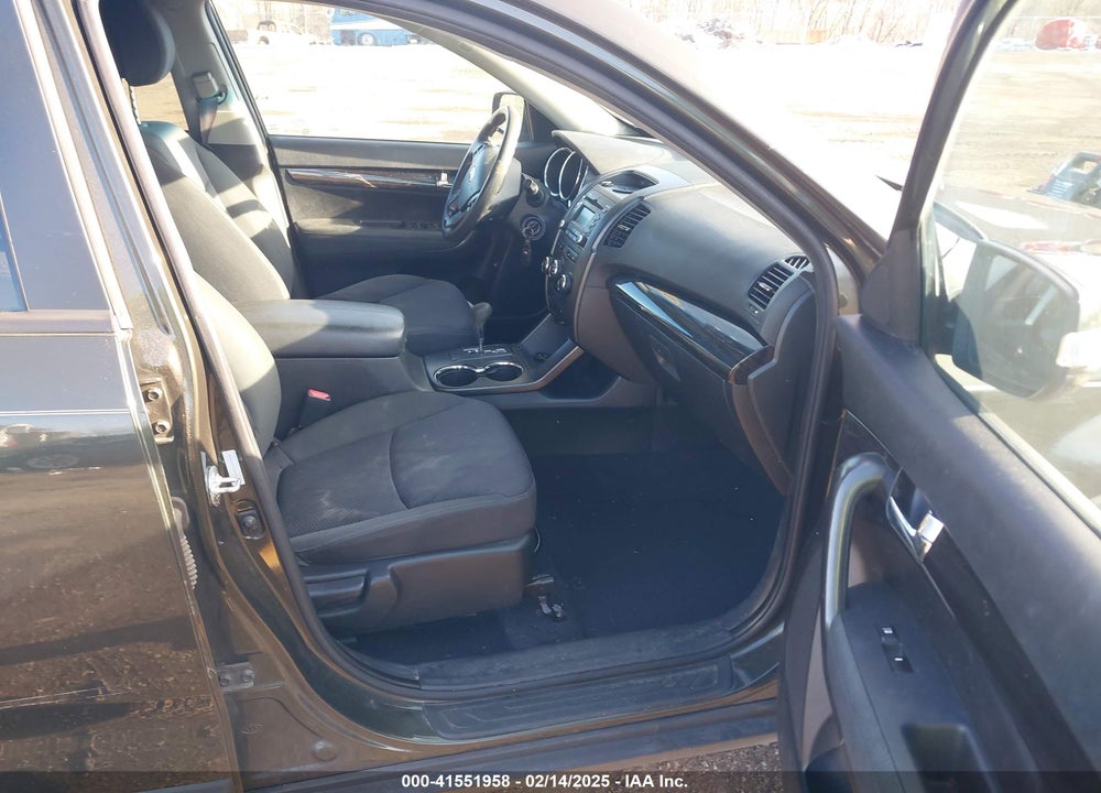 2011 KIA SORENTO LX VIN: 5XYKTDA17BG172523