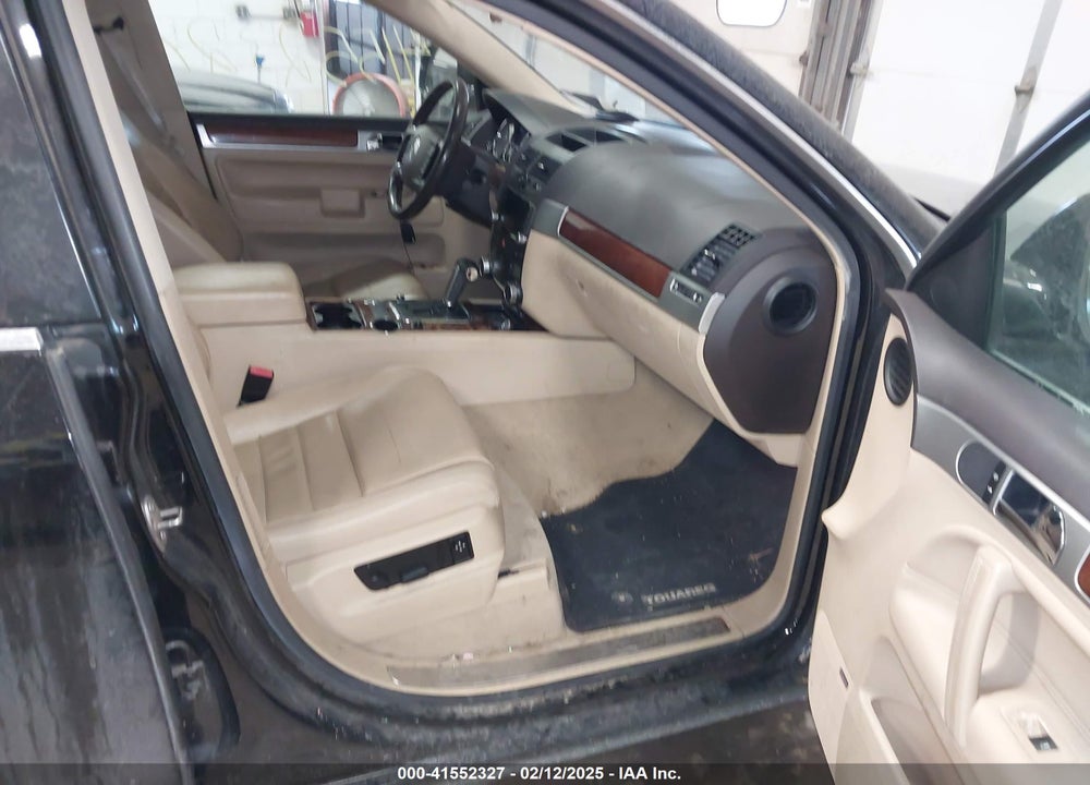 2010 VOLKSWAGEN TOUAREG VIN: WVGBF7A98AD001383