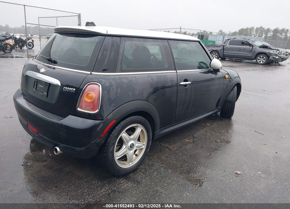 2007 MINI COOPER VIN: WMWMF33557TT55289