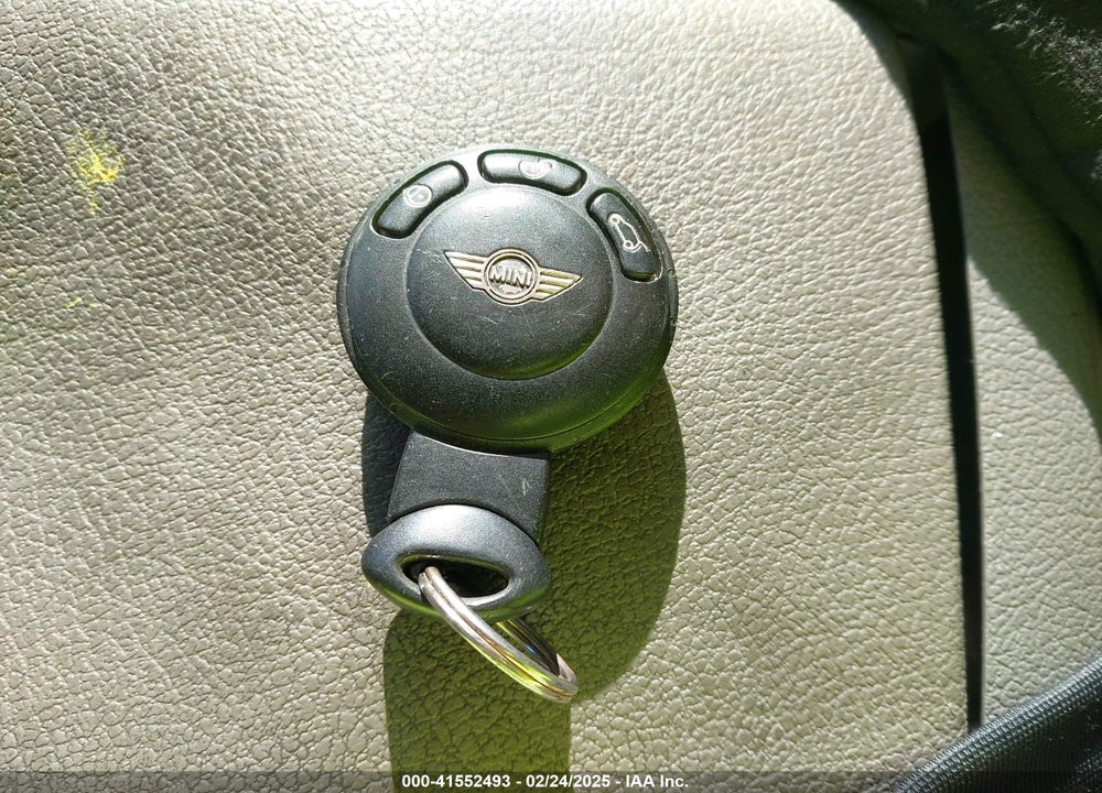 2007 MINI COOPER VIN: WMWMF33557TT55289
