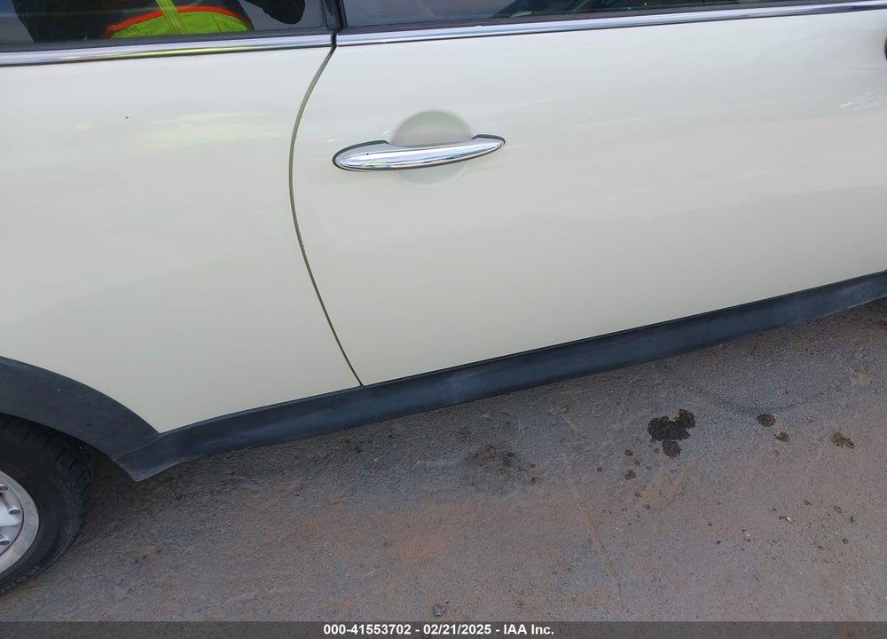 2005 MINI COOPER S VIN: WMWRE33515TL14731