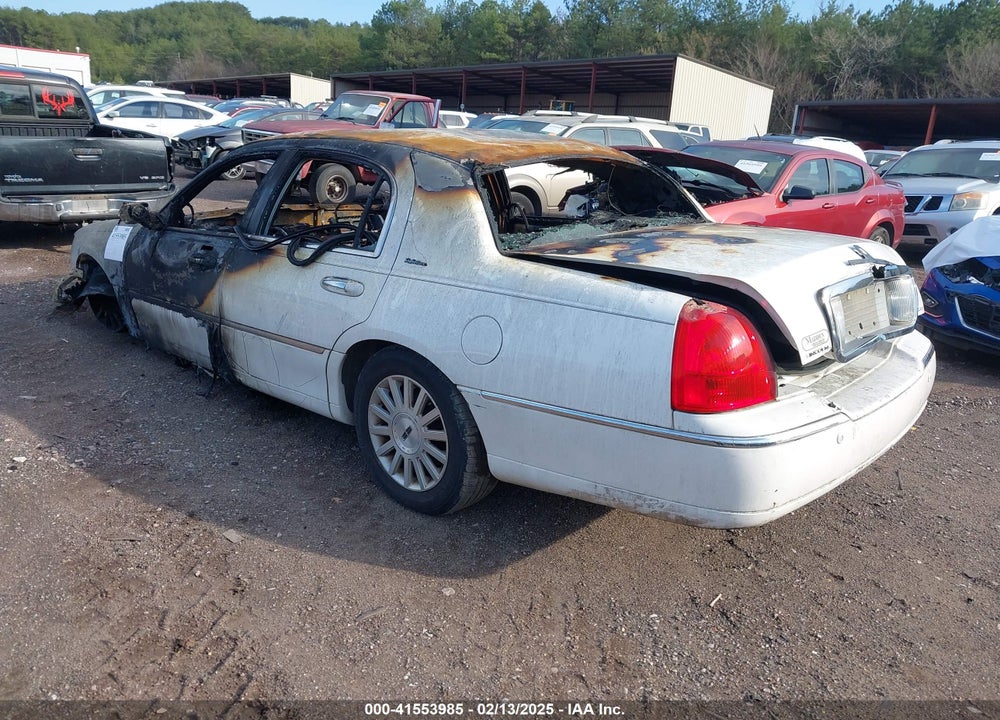 2004 LINCOLN TOWN CAR SIGNATURE VIN: 1LNHM81W74Y645451