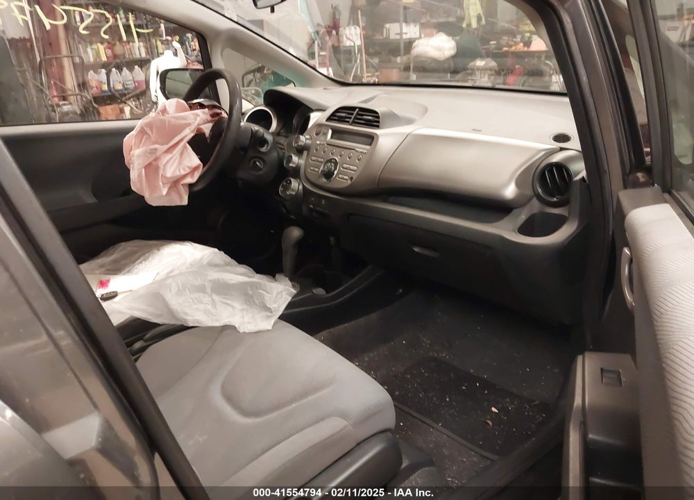 2013 HONDA FIT VIN: JHMGE8H30DC027988