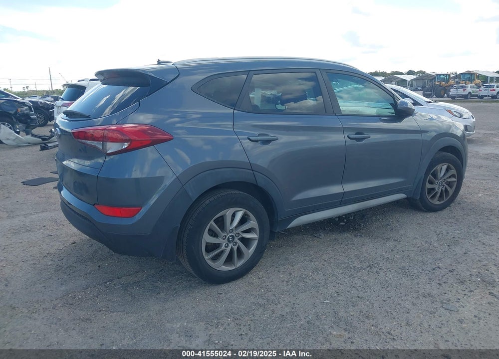 2017 HYUNDAI TUCSON SE VIN: KM8J33A49HU443942