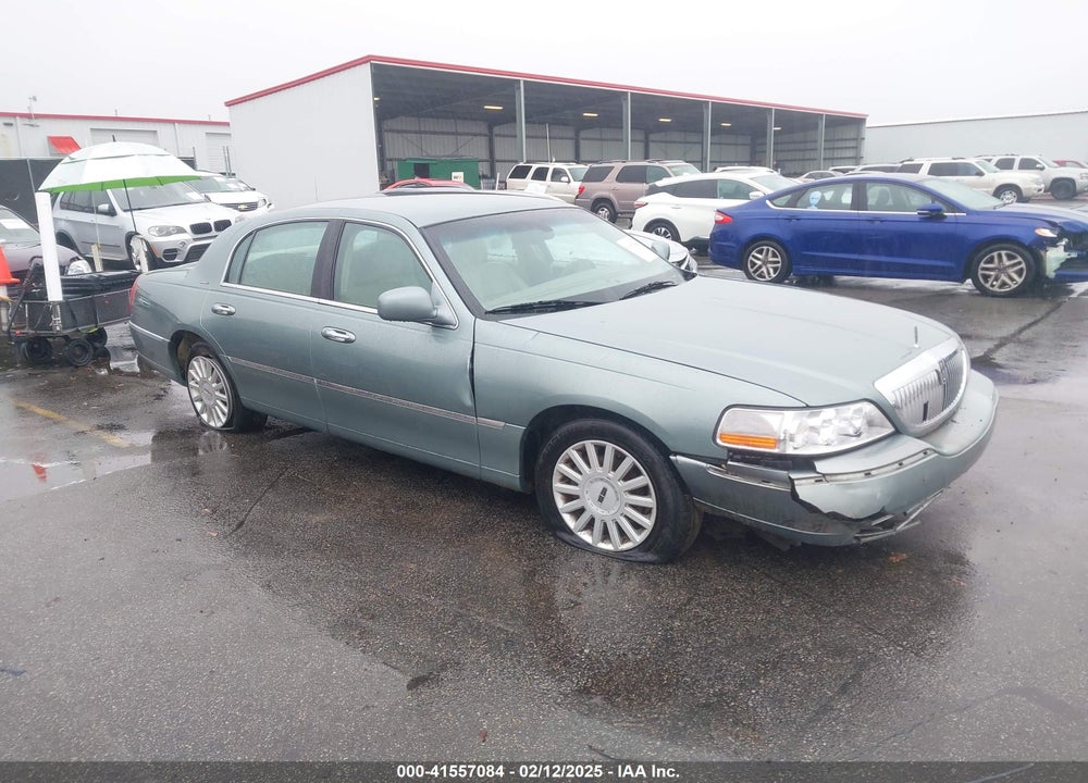 2005 LINCOLN TOWN CAR SIGNATURE VIN: 1LNHM81W95Y655027