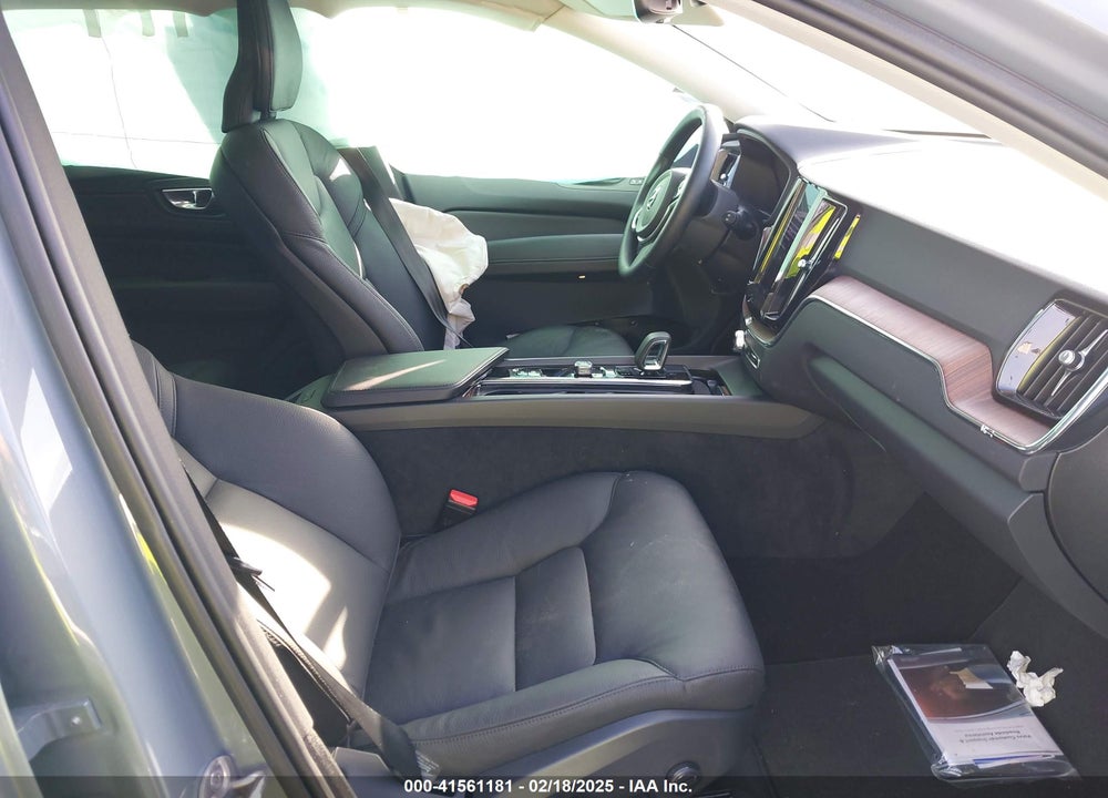 2023 VOLVO XC60 B5 PLUS BRIGHT THEME VIN: YV4L12RN8P1356993