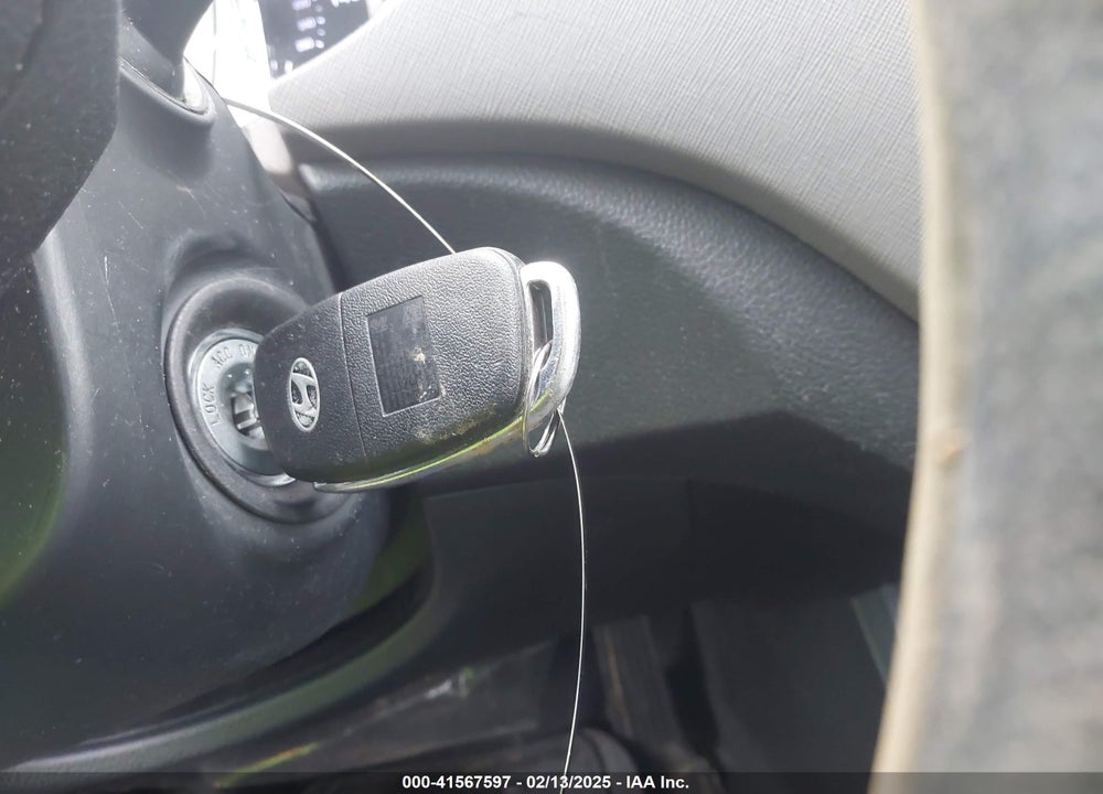 2017 HYUNDAI SANTA FE SE VIN: KM8SMDHF6HU176855