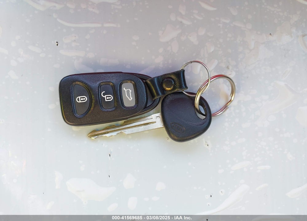 2008 KIA SORENTO VIN: KNDJC735485841748