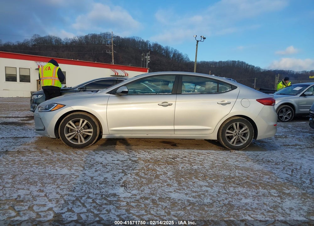 2017 HYUNDAI ELANTRA VIN: KMHD84LFXHU174675