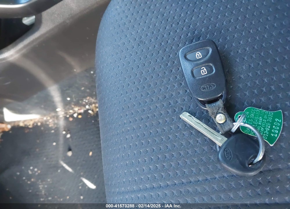 2011 KIA SORENTO LX VIN: 5XYKT3A18BG087913