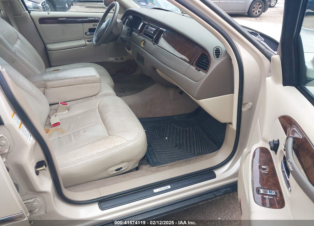 1999 LINCOLN TOWN CAR VIN: 1LNHM83W0XY687722