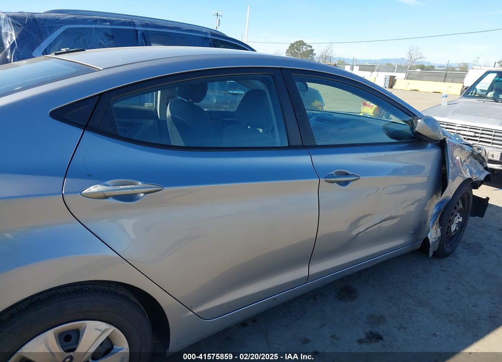2016 HYUNDAI ELANTRA VIN: 5NPDH4AE1GH724739