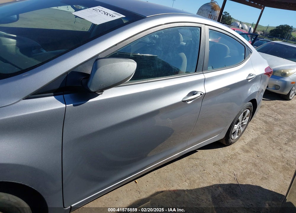2016 HYUNDAI ELANTRA VIN: 5NPDH4AE1GH724739