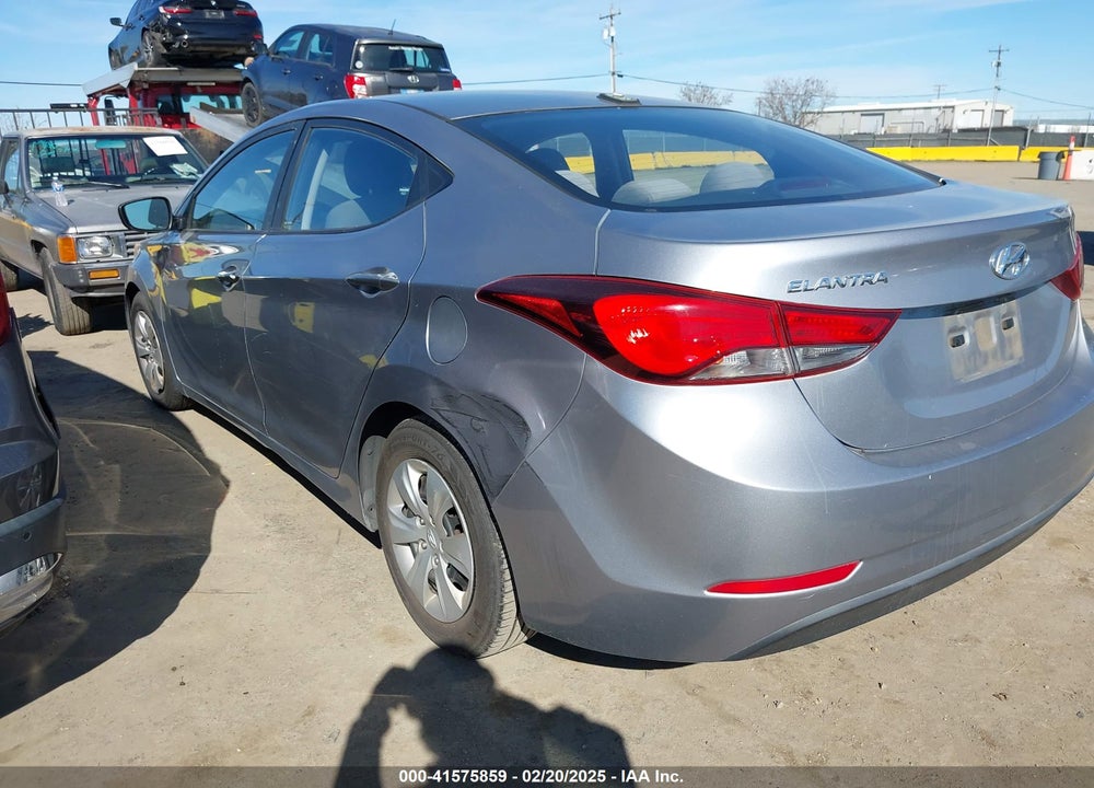 2016 HYUNDAI ELANTRA VIN: 5NPDH4AE1GH724739