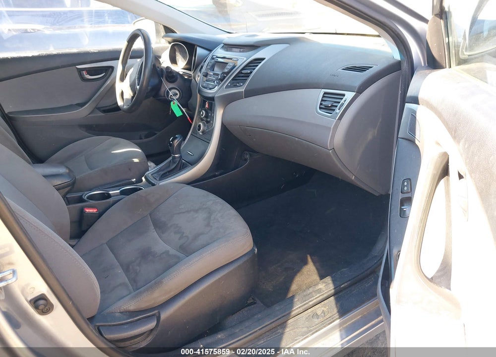 2016 HYUNDAI ELANTRA VIN: 5NPDH4AE1GH724739