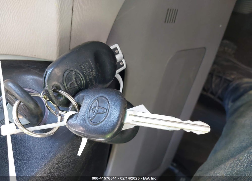 2013 TOYOTA SIENNA LE V6 8 PASSENGER VIN: 5TDKK3DC6DS366444