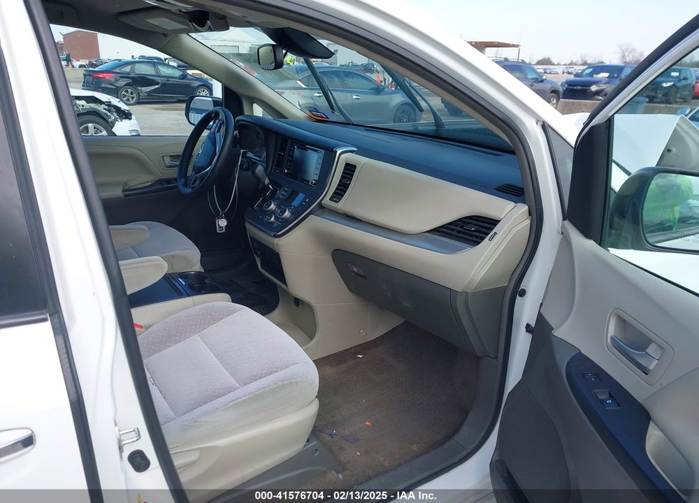 2019 TOYOTA SIENNA LE 8 PASSENGER VIN: 5TDKZ3DC4KS968185
