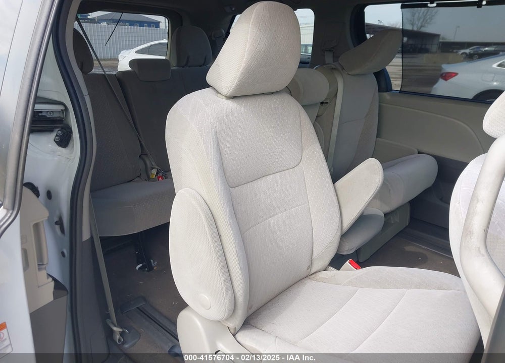 2019 TOYOTA SIENNA LE 8 PASSENGER VIN: 5TDKZ3DC4KS968185