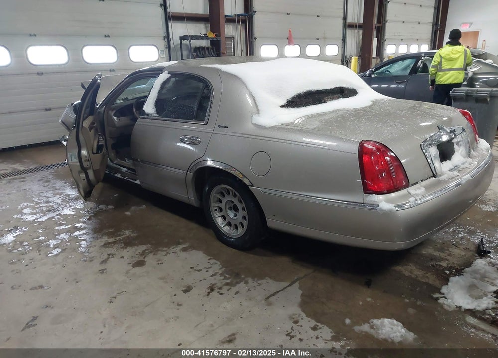 2000 LINCOLN TOWN CAR VIN: 1LNHM82W1YY934202