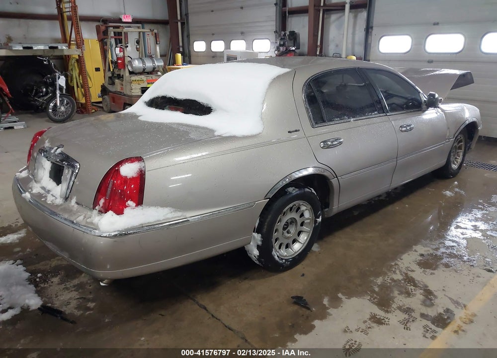 2000 LINCOLN TOWN CAR VIN: 1LNHM82W1YY934202
