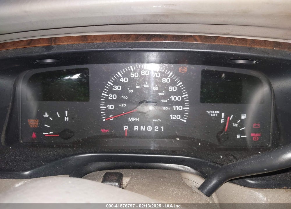 2000 LINCOLN TOWN CAR VIN: 1LNHM82W1YY934202