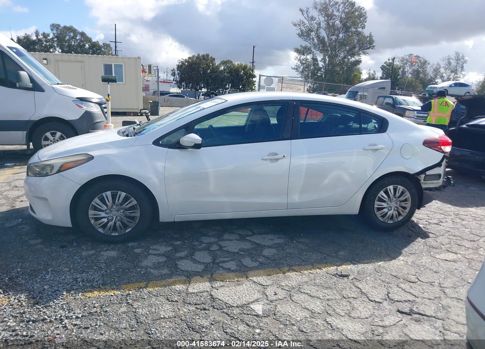 2017 KIA FORTE VIN: 3KPFL4A7XHE161687