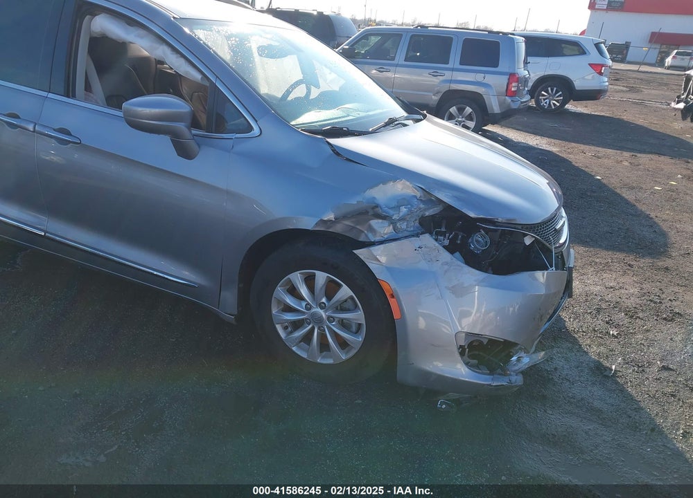 2017 CHRYSLER PACIFICA TOURING L VIN: 2C4RC1BG3HR720523