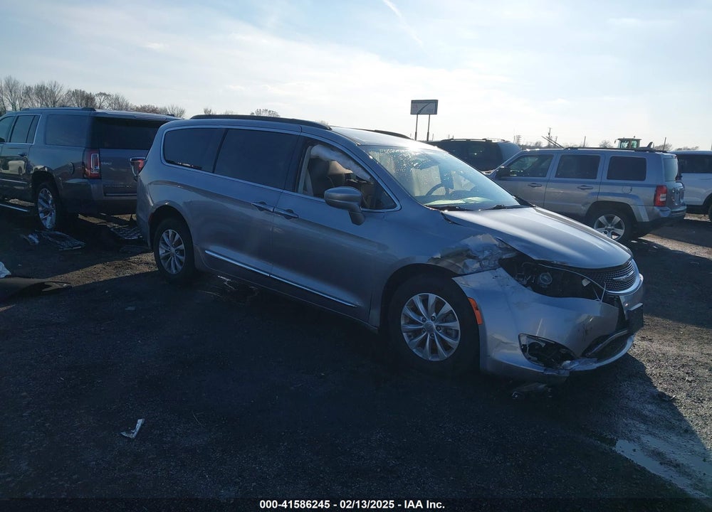2017 CHRYSLER PACIFICA TOURING L VIN: 2C4RC1BG3HR720523