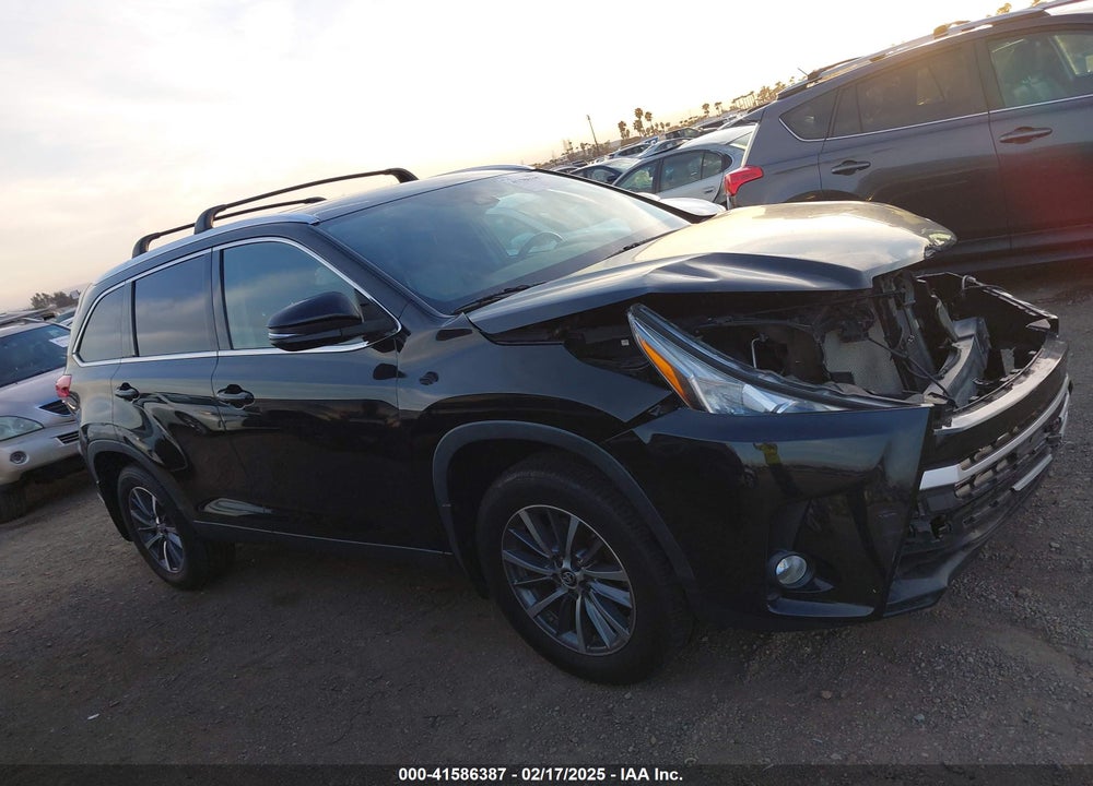 2019 TOYOTA HIGHLANDER XLE VIN: 5TDJZRFH2KS569010