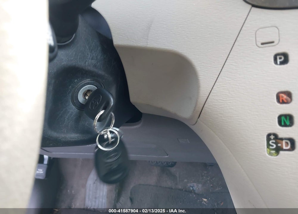 2011 TOYOTA SIENNA LE V6 VIN: 5TDKK3DC0BS135553