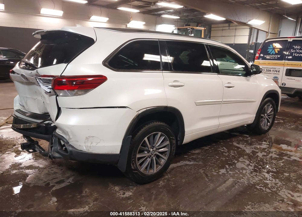 2018 TOYOTA HIGHLANDER XLE VIN: 5TDJZRFH3JS878855