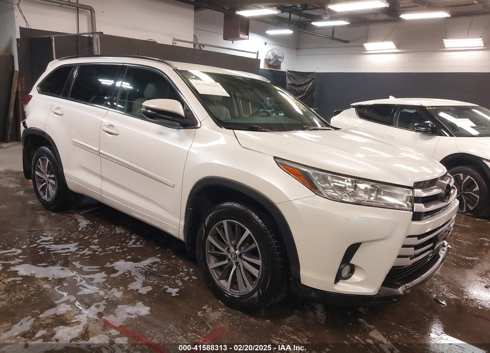 2018 TOYOTA HIGHLANDER XLE VIN: 5TDJZRFH3JS878855