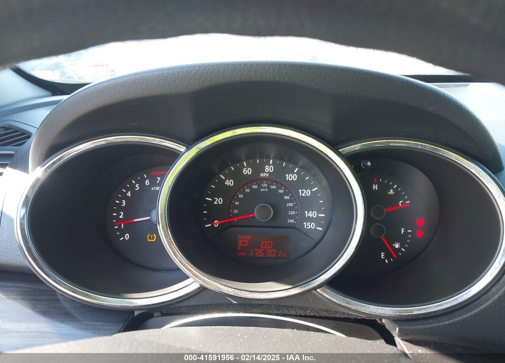 2011 KIA SORENTO VIN: 5XYKT3A18BG063899