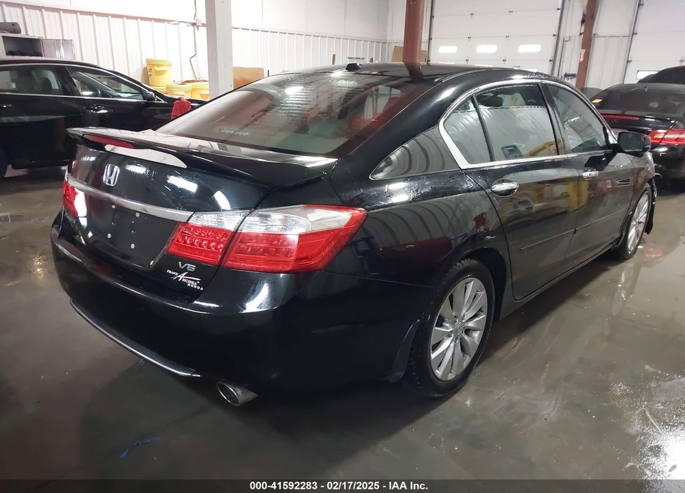 2013 HONDA ACCORD VIN: 1HGCR3F80DA034152