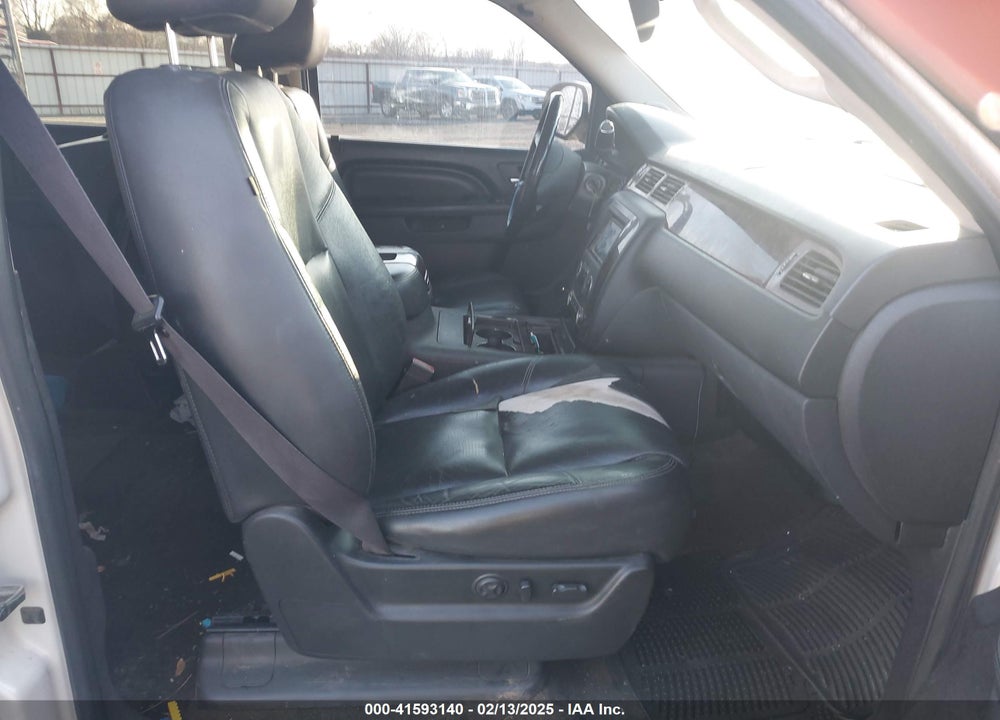 2011 GMC YUKON XL 1500 DENALI VIN: 1GKS2MEF5BR370760