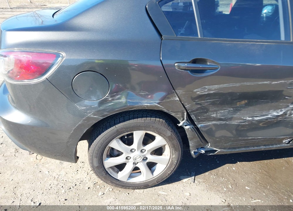 2011 MAZDA 3 I TOURING VIN: JM1BL1VF1B1368204