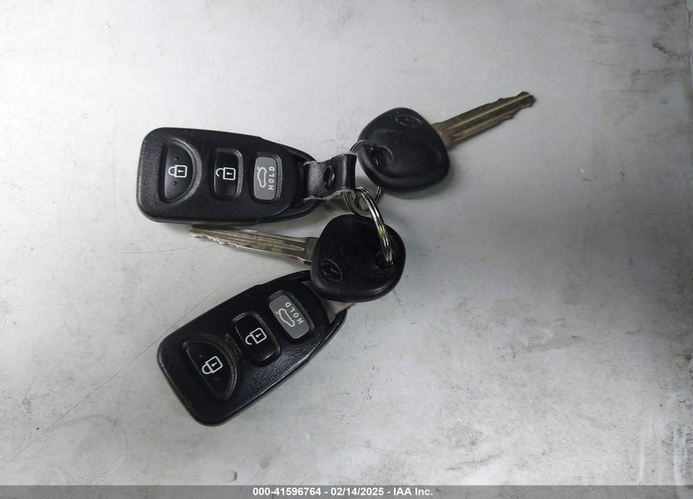 2014 HYUNDAI ELANTRA VIN: KMHDH4AE3EU121452