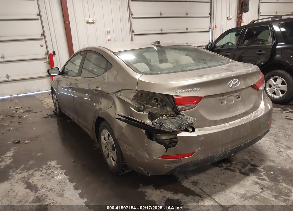 2016 HYUNDAI ELANTRA VIN: 5NPDH4AE0GH752404