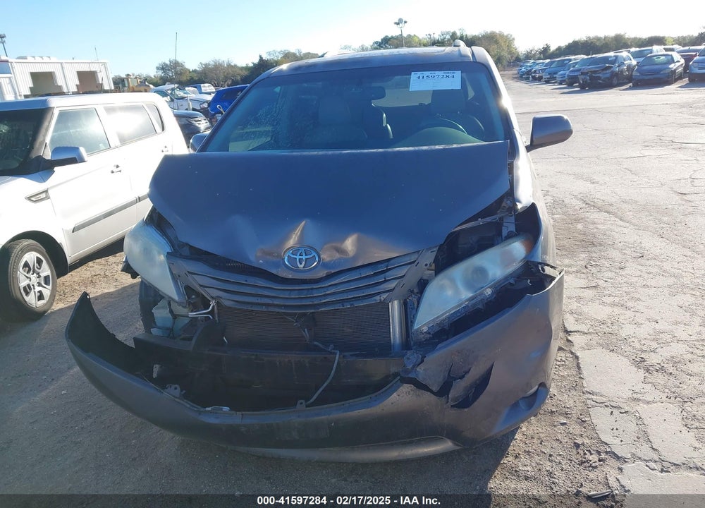 2013 TOYOTA SIENNA XLE V6 8 PASSENGER VIN: 5TDYK3DC6DS344731