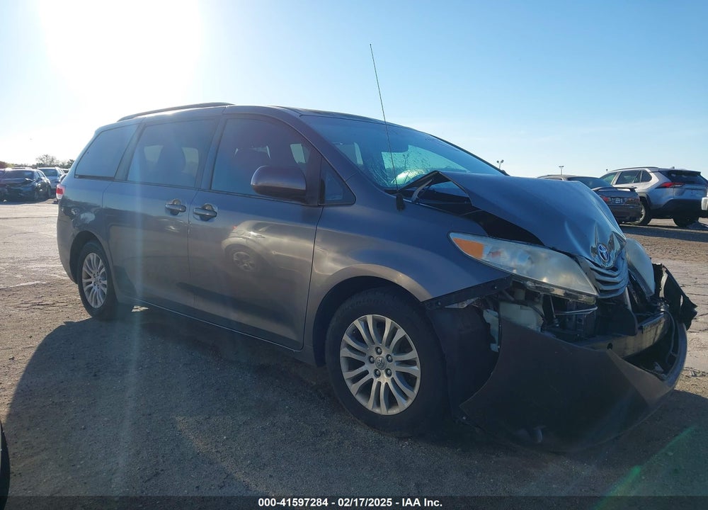 2013 TOYOTA SIENNA XLE V6 8 PASSENGER VIN: 5TDYK3DC6DS344731