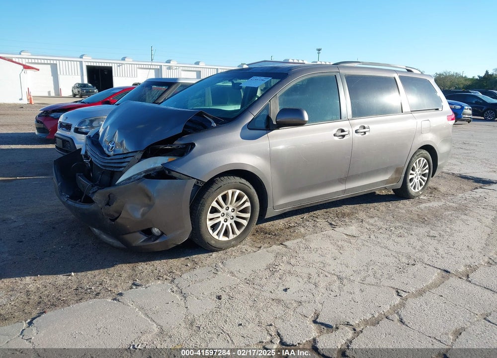 2013 TOYOTA SIENNA XLE V6 8 PASSENGER VIN: 5TDYK3DC6DS344731