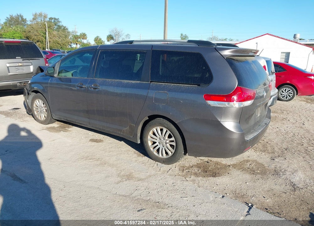 2013 TOYOTA SIENNA XLE V6 8 PASSENGER VIN: 5TDYK3DC6DS344731