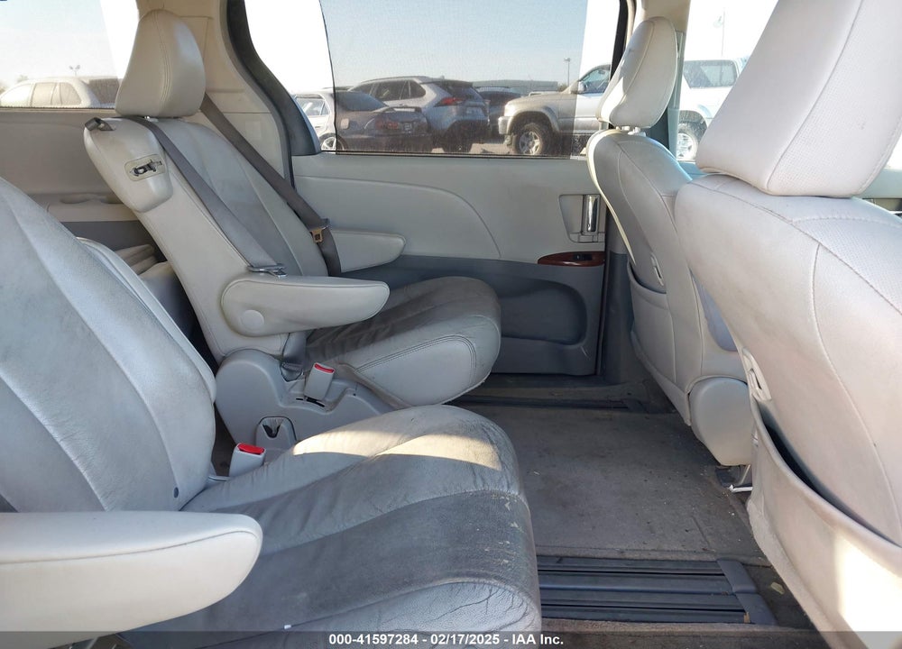 2013 TOYOTA SIENNA XLE V6 8 PASSENGER VIN: 5TDYK3DC6DS344731