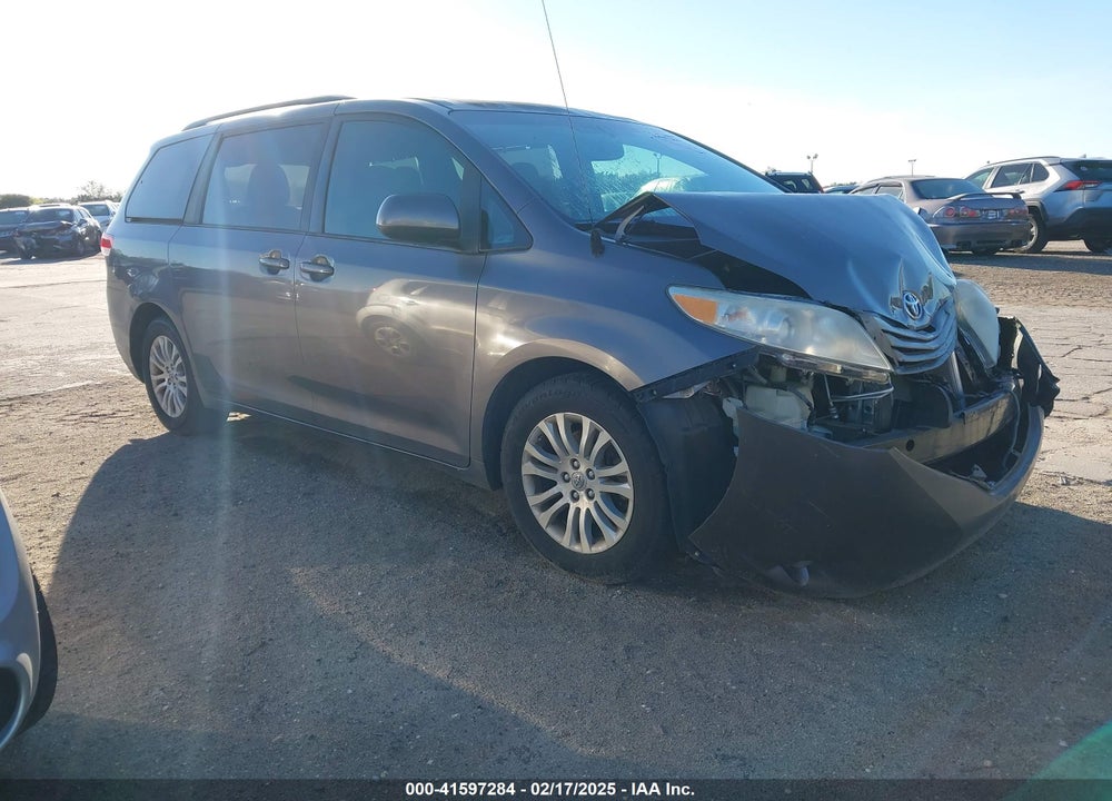 2013 TOYOTA SIENNA XLE V6 8 PASSENGER VIN: 5TDYK3DC6DS344731